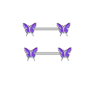 Detail van roestvrijstalen tepelpiercings met paarse glitter vlinder uiteinden in zilver