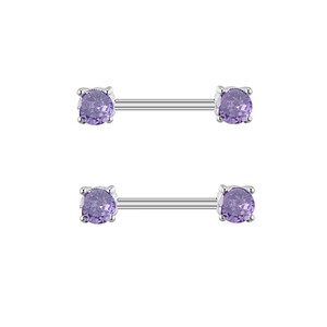 Macro-opname van twee roestvrijstalen tepelpiercings met ronde paarse zirkonia's