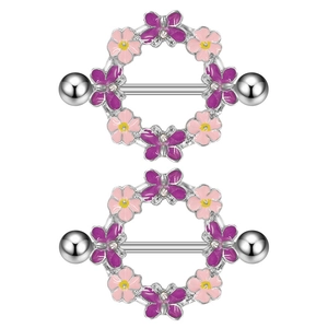Detail van roestvrijstalen tepelpiercings met roze emaille bloemen en paarse vlinders
