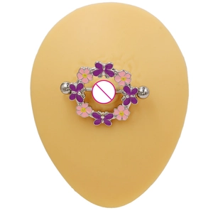 Tepelpiercing met bloemen en vlinders en paarse stenen op roestvrij staal