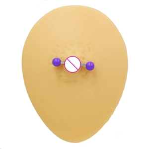 Detailweergave van een roestvrijstalen tepelpiercing met paarse kralen op een model