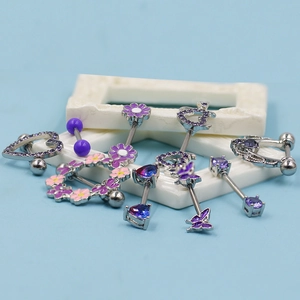 Detail van paarse roestvrijstalen body piercing set met hart- en vlinderhangers