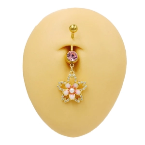 Piercing nombril cerisier rose avec finition dorée et émail sur modèle en silicone