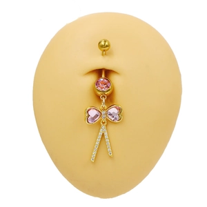 Détail du piercing de nombril papillon en cristal rose et rubans dorés scintillants