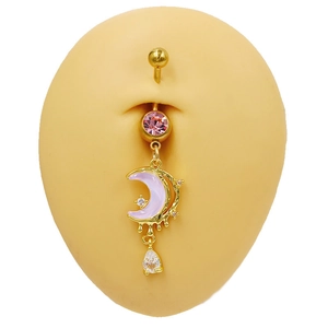 Détail d'un piercing nombril avec pierre rose et pendentifs lune violette et goutte