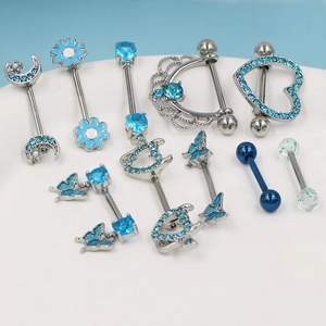 Dettaglio del set di piercing capezzolo con zircone blu e motivi a farfalla