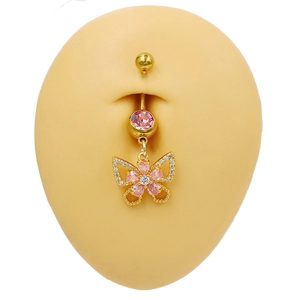 Détail d'un piercing au nombril doré avec pendentif papillon en zircon rose sur modèle
