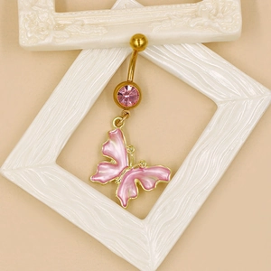 Vue détaillée du piercing de nombril doré avec gemme rose et pendentif papillon émaillé