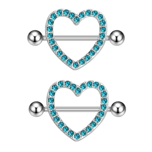 Dettaglio dei piercing al capezzolo a forma di cuore argento con strass blu