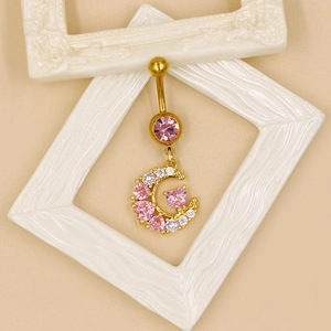 Détail du piercing de nombril croissant de lune rose avec cristal de cœur et or