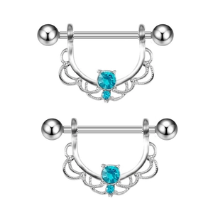 Dettaglio macro di copricapezzoli in argento con cristalli blu e motivi filigranati