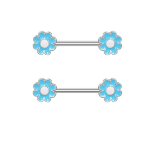 Dettaglio ravvicinato dei piercing per capezzoli a fiore blu in acciaio inossidabile