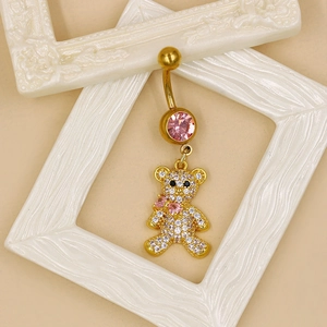 Détail du piercing de nombril ours doré avec cristaux roses et pavage de zircons