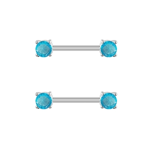 Dettaglio di piercing al capezzolo argento con zirconi blu e incastonatura a 4 griffe