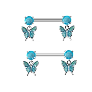 Dettaglio dei piercing per capezzoli in argento con gemme blu e ciondoli a farfalla