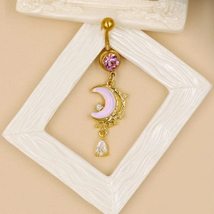 Vue détaillée du piercing de nombril lune dorée avec émail rose et accents de zircon