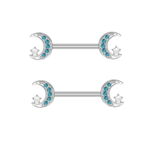 Dettaglio di piercing per capezzoli a mezzaluna con zirconi blu e perle bianche