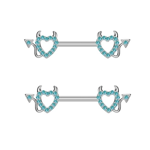 Dettaglio di piercing capezzolo a cuore di diavolo con strass blu e barre in argento