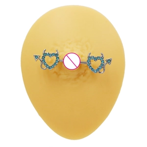 Piercing capezzolo in acciaio con pendenti cuore diavolo blu su modello display
