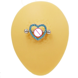 Dettaglio del piercing al capezzolo a cuore con strass blu su un modello di silicone