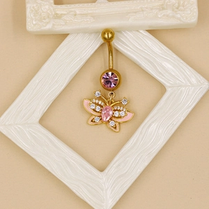 Détail du piercing de nombril papillon rose plaqué or avec des pierres de zircone cubique