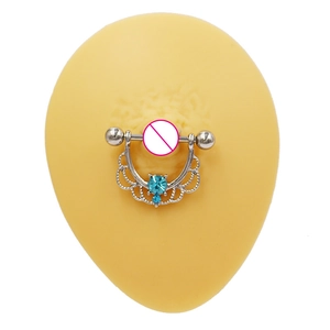 Dettaglio di piercing barbell con pietre blu e ciondolo in pizzo su modello in silicone