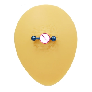 Modello in silicone dettagliato con un piercing al capezzolo a cuore in metallo blu