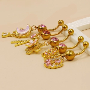 Détails de piercings de nombril dorés avec motifs de croissant de lune et fleurs