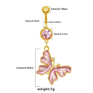 Détails d'un piercing de nombril doré avec cristal rose et pendentif papillon rose