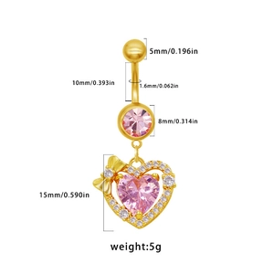 Détail d'un piercing de nombril cœur rose doré avec cristaux et nœud papillon
