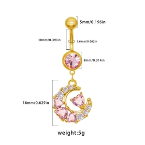 Détail du piercing de nombril doré avec pendentif lune et cœur en zircon rose