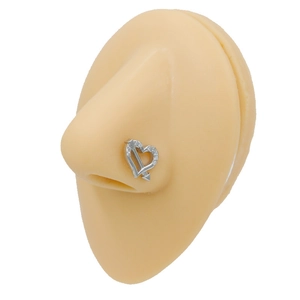 Piercing al naso a forma di cuore e freccia d'argento con strass su modello in silicone