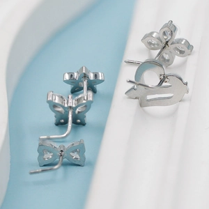 Vista macro di set piercing naso in argento a farfalla e cuore con pietre di zircone