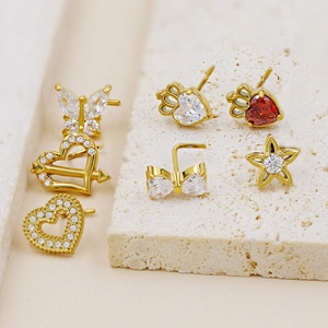 Set di piercing al naso dorati con cuore, farfalla e corona con pietre rosse e trasparenti