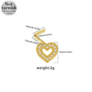 Dettaglio del piercing al naso a forma di cuore dorato in acciaio con dimensioni