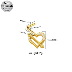 Dettaglio del piercing al naso in acciaio chirurgico 316L con cuore dorato e zircone