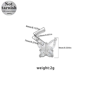 Dettaglio macro del piercing naso a farfalla in acciaio 316L con pietre di zircone