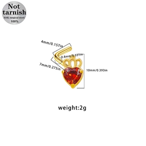 Dettaglio del piercing al naso a L in acciaio chirurgico 316L con cuore rosso e corona