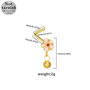 Dettaglio del piercing al naso a forma di L in acciaio chirurgico 316L con fiore rosa