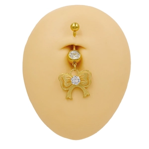 Detailansicht eines goldenen Bauchnabelpiercings mit Kristallschleife am Modell