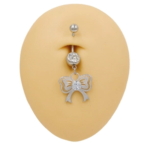 Detailansicht des Schleifen-Bauchnabelpiercings mit Zirkonia am Silikonmodell