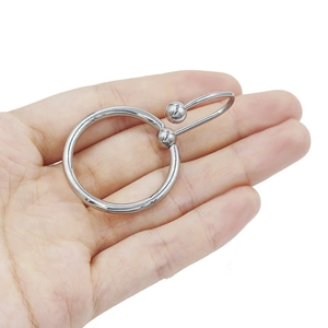 Anello in acciaio inossidabile lucido per uomo con chiusura a sfera tenuto in mano