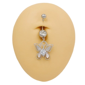 Detail eines silbernen Schmetterling-Bauchnabelpiercings mit Zirkonia auf Hautmodell