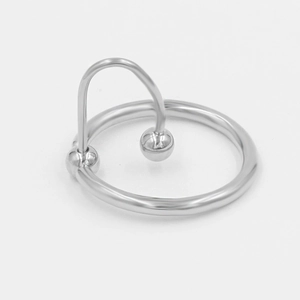 Anello per il corpo in acciaio inossidabile lucido con estremità a sfera su sfondo bianco
