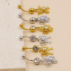 Detailansicht von sechs Bauchnabelpiercings aus Edelstahl mit Schmetterlingsmotiven