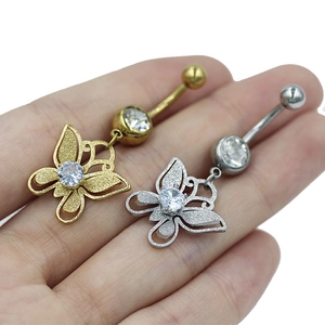 Detailansicht goldener und silberner Schmetterling-Bauchnabelpiercings mit Zirkon