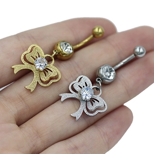 Detailansicht der gold- und silbernen Kleeblatt-Bauchnabelpiercings mit Zirkonia-Inlay