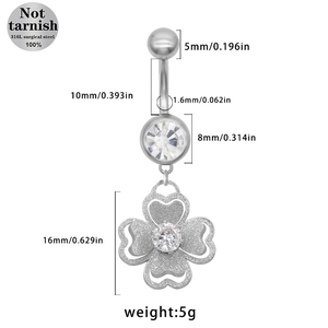 Detail eines Bauchnabelpiercings aus 316L Edelstahl mit Kleeblatt und Zirkonia Stein