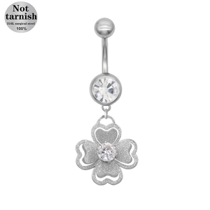 Nahaufnahme von Bauchnabelpiercing aus 316L Chirurgenstahl mit Kleeblatt-Anhänger