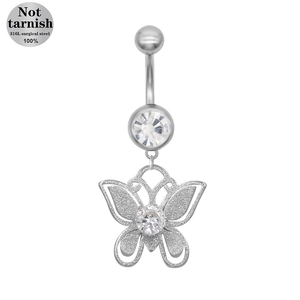 Nahaufnahme von Bauchnabelpiercing aus 316L-Chirurgenstahl mit glitzerndem Schmetterling